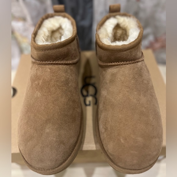 SOLD Ultra Mini UGG - Picture 2 of 8
